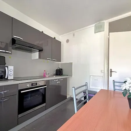 Welcome - Bright With Free Parking Apartment *