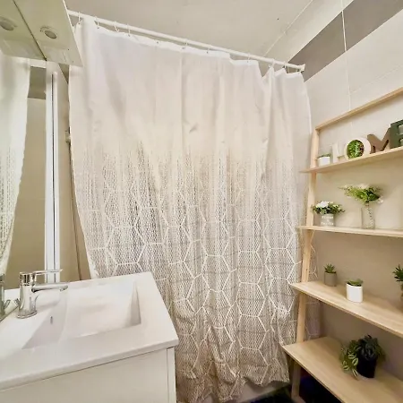 Welcome - Bright With Free Parking Apartment